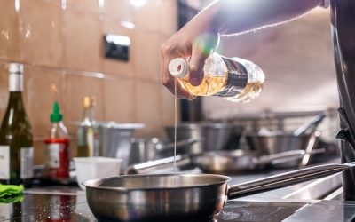 Smaltimento dell’olio esausto alimentare: le due tipologie di servizio offerte da Due Maich