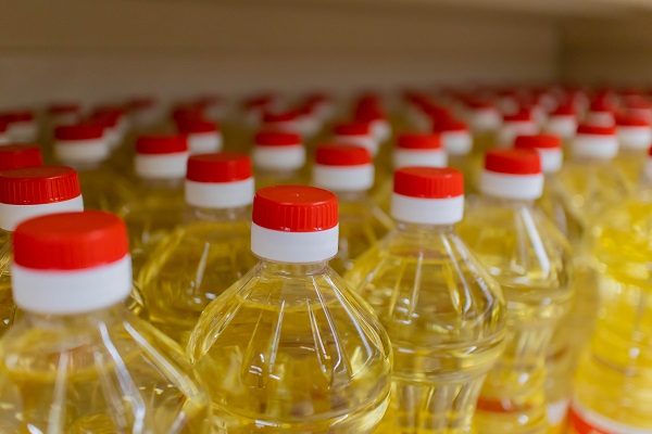 Bottiglie di olio da cucina.