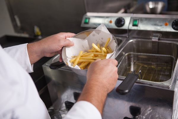 Uso dell'olio alimentare in un ristorante.