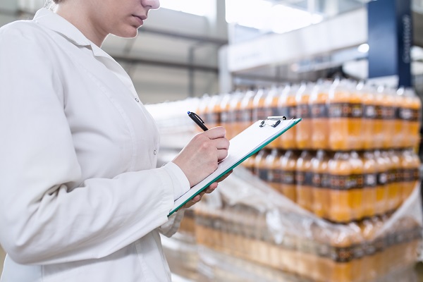 Controllo qualità in un'azienda del settore alimentare.